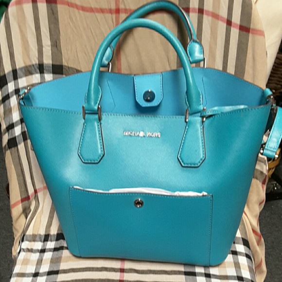 Michael Kors Handbags - Michael kors tote LG bag with shoulder straps